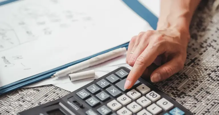 Η online εφαρμογή υπολογισμού πλασματικών ετών του e-ΕΦΚΑ επιτρέπει πλέον στους ασφαλισμένους να υπολογίζουν άμεσα το κόστος εξαγοράς και τα έτη που χρειάζονται για τη θεμελίωση συνταξιοδοτικού δικαιώματος χωρίς επίσκεψη σε υποκατάστημα.