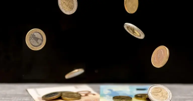 Η εξαγορά πλασματικών ετών μέσω της ειδικής ηλεκτρονικής πλατφόρμας του e-ΕΦΚΑ επιτρέπει στους ασφαλισμένους να υπολογίσουν άμεσα το κόστος και να θεμελιώσουν ταχύτερα συνταξιοδοτικό δικαίωμα, γλιτώνοντας έως και 7 χρόνια αναμονής.