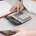 Η εξαγορά πλασματικών ετών για τις μητέρες ανηλίκων στον e-ΕΦΚΑ αποτελεί ένα από τα πιο αποτελεσματικά εργαλεία για τη θεμελίωση συνταξιοδοτικού δικαιώματος ή την προσαύξηση του τελικού ποσού της σύνταξης, καθώς το κόστος υπολογίζεται στο 20% του μηνιαίου αποδοχών κατά τον χρόνο υποβολής της αίτησης.