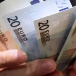 Παρόλο που η επίσημη ημερομηνία πίστωσης για τα συγκεκριμένα ταμεία είναι η Παρασκευή 28 Αυγούστου 2026, η καθιερωμένη διαδικασία των τραπεζών επιτρέπει στους δικαιούχους να κάνουν αναλήψεις μία εργάσιμη ημέρα νωρίτερα.