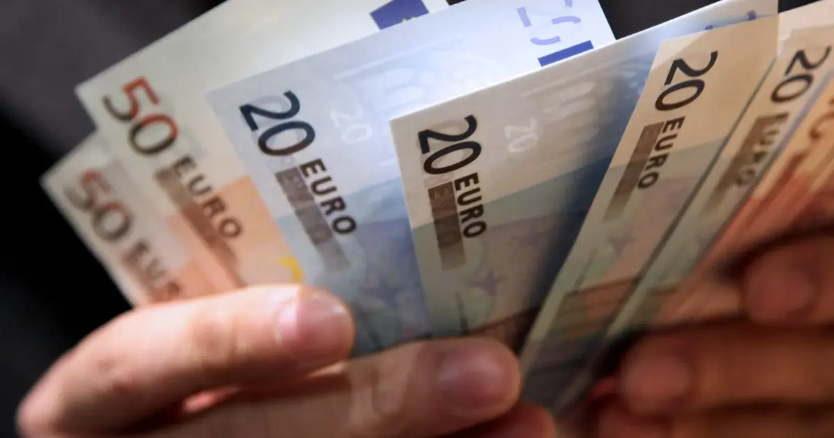 Παρόλο που η επίσημη ημερομηνία πίστωσης για τα συγκεκριμένα ταμεία είναι η Παρασκευή 28 Αυγούστου 2026, η καθιερωμένη διαδικασία των τραπεζών επιτρέπει στους δικαιούχους να κάνουν αναλήψεις μία εργάσιμη ημέρα νωρίτερα.