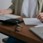 Η τακτοποίηση των υποχρεώσεων αφορά ελεύθερους επαγγελματίες, αυτοαπασχολούμενους και αγρότες, οι οποίοι καλούνται να εξοφλήσουν τα τρέχοντα ειδοποιητήρια ώστε να διατηρήσουν την ασφαλιστική τους ενημερότητα και να αποφύγουν την επιβάρυνση με προσαυξήσεις.