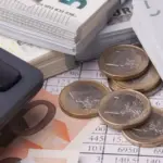 Η παρακράτηση εισφορών υπολογίζεται πλέον επί της καθαρής αξίας του παραστατικού (μετά την αφαίρεση του ΦΠΑ, εφόσον υπάρχει) και επιμερίζεται σε κύρια σύνταξη και υγειονομική περίθαλψη, με πλαφόν στο συνολικό ποσό που μπορεί να παρακρατηθεί.