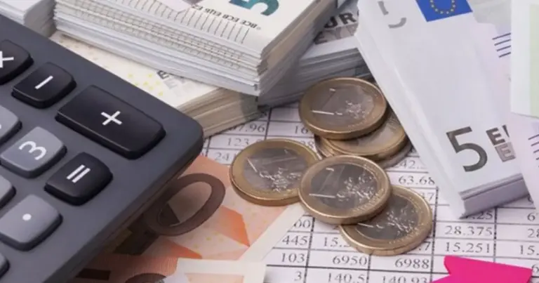 Η παρακράτηση εισφορών υπολογίζεται πλέον επί της καθαρής αξίας του παραστατικού (μετά την αφαίρεση του ΦΠΑ, εφόσον υπάρχει) και επιμερίζεται σε κύρια σύνταξη και υγειονομική περίθαλψη, με πλαφόν στο συνολικό ποσό που μπορεί να παρακρατηθεί.