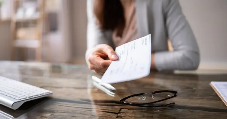 Η παρακράτηση και η απόδοση των ασφαλιστικών εισφορών γίνεται απευθείας από τον εκδότη του παραστατικού (επιχείρηση ή φορέα) μέσω της Αναλυτικής Περιοδικής Δήλωσης (ΑΠΔ), απαλλάσσοντας τον αμειβόμενο από την υποχρέωση μηνιαίας έκδοσης ειδοποιητηρίου μη μισθωτού.