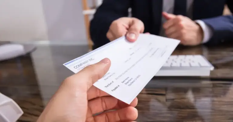 Το καθεστώς της παράλληλης ασφάλισης στον e-ΕΦΚΑ επιτρέπει τη διασταύρωση των εισοδημάτων και τον συμψηφισμό των ποσών, ώστε ο ασφαλισμένος να μην επιβαρύνεται διπλά για την ίδια περίοδο εργασίας.