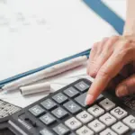 Όλοι οι εργαζόμενοι στον ιδιωτικό τομέα δικαιούνται τη χορήγηση της ετήσιας κανονικής άδειας και την προκαταβολική είσπραξη του επιδόματος αδείας πριν από την έναρξη της θερινής τους άδειας.