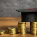 Η οικονομική ενίσχυση, η οποία ξεκινά από τη βάση των 1.500 ευρώ για τη μεμονωμένη μίσθωση και φτάνει έως τα 2.500 ευρώ ανά φοιτητή σε περίπτωση συγκατοίκησης, στοχεύει στην ελάφρυνση των οικογενειακών προϋπολογισμών απέναντι στα αυξημένα ενοίκια.