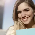 Η δήλωση φιλοξενίας στο έντυπο Ε1 ακυρώνει το φοιτητικό στεγαστικό επίδομα των 1.500 έως 2.500 ευρώ μόνο όταν αφορά τη διαμονή του φοιτητή στην πόλη σπουδών, καθώς η ύπαρξη θεωρημένου μισθωτηρίου συμβολαίου στο όνομα του γονέα ή του ίδιου αποτελεί απαράβατο όρο.