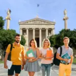 Το μπέρδεμα δημιουργείται συχνά επειδή ο φοιτητής εμφανίζεται ως φιλοξενούμενος στη φορολογική δήλωση της κύριας κατοικίας των γονέων. Ωστόσο, το δικαίωμα εισπράξης του επιδόματος θεμελιώνεται από την ύπαρξη ενεργού μισθωτηρίου συμβολαίου για κατοικία στην πόλη όπου φοιτά ο σπουδαστής, εκτός της περιφερειακής ενότητας της μόνιμης κατοικίας του.