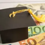 Η συγκατοίκηση εκτοξεύει το φοιτητικό στεγαστικό επίδομα έως και τα 2.500 ευρώ για κάθε δικαιούχο φοιτητή που σπουδάζει σε περιφερειακό πανεπιστήμιο, εφόσον στην ηλεκτρονική αίτηση δηλωθούν σωστά τα στοιχεία του συγκάτοικου και του μισθωτηρίου συμβολαίου.