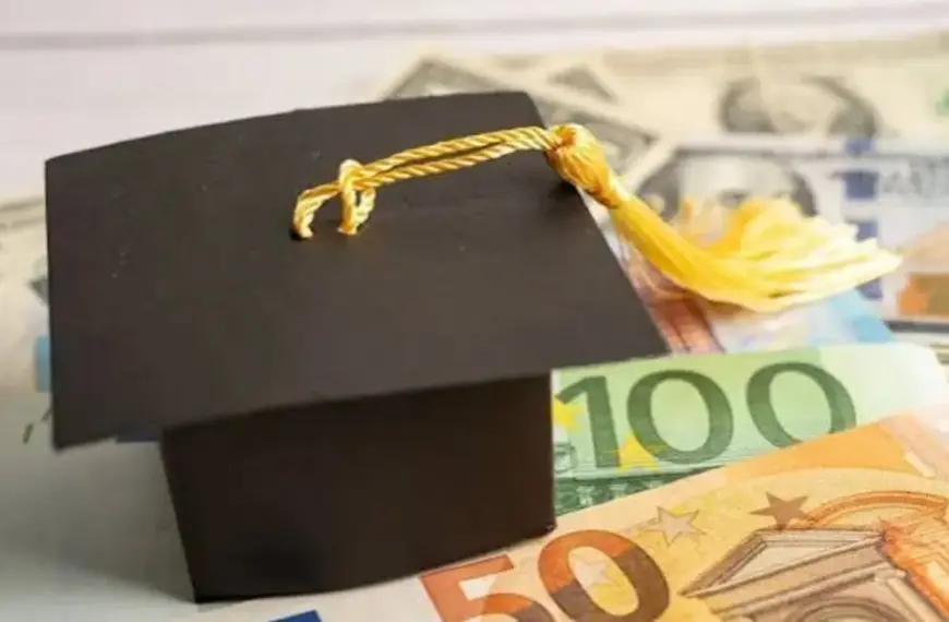Το ανώτατο ποσό των 2.500 ευρώ για το φοιτητικό στεγαστικό επίδομα δικαιούνται αποκλειστικά οι φοιτητές που σπουδάζουν σε ΑΕΙ εκτός Αττικής και Θεσσαλονίκης και επιλέγουν να συγκατοικήσουν με άλλον ενεργό προπτυχιακό φοιτητή.