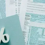 Οι νέοι ψηφιακοί αλγόριθμοι της ΑΑΔΕ διασταυρώνουν αυτόματα τα δηλωθέντα εισοδήματα με τις πραγματικές δαπάνες και τα περιουσιακά στοιχεία, αναπροσαρμόζοντας τα τεκμήρια διαβίωσης και οδηγώντας σε άμεση απώλεια κοινωνικών επιδομάτων για όσους εμφανίζουν αποκλίσεις.