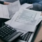 Οι νέες ψηφιακές διασταυρώσεις της ΑΑΔΕ μέσω του Ενιαίου Μητρώου Παροχών «κλειδώνουν» σε πραγματικό χρόνο τα εισοδηματικά και περιουσιακά στοιχεία των φορολογουμένων, επανακαθορίζοντας ακαριαία τη χορήγηση ή τη διακοπή των κοινωνικών επιδομάτων του ΟΠΕΚΑ και της ΔΥΠΑ.