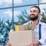 Η τήρηση της αυστηρής αυτής προθεσμίας είναι καθοριστική για τις επιχειρήσεις, καθώς η εκπρόθεσμη υποβολή ή η παράλειψη δήλωσης μετατρέπει αυτόματα την παραίτηση σε αδικαιολόγητη καταγγελία σύμβασης, συνεπάγοντας διοικητικά πρόστιμα και οικονομικές επιβαρύνσεις.