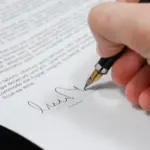 Η προθεσμία για την ηλεκτρονική υποβολή του εντύπου οικειοθελούς αποχώρησης εργαζομένου στο ΠΣ ΕΡΓΑΝΗ ορίζεται αυστηρά σε τέσσερις εργάσιμες ημέρες από την ημερομηνία αποχώρησης, ενώ απαιτείται η προηγούμενη ηλεκτρονική υπογραφή του εργαζομένου ή η επίδοση εξώδικης γνωστοποίησης.
