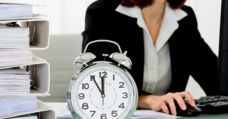 Όταν ένας εργαζόμενος χρειαστεί να καλύψει μια εκτάκτη ανάγκη, να αλλάξει βάρδια με συνάδελφό του ή να εργαστεί επιπλέον ώρες, η αλλαγή πρέπει να καταχωρίζεται πριν από την έναρξη πραγματοποίησής της, ώστε να μην θεωρηθεί από την Επιθεώρηση Εργασίας ως αδήλωτη ή υποδηλωμένη εργασία.