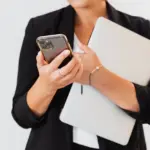 Τι σημαίνει η ένδειξη «Ακυρωτικό Check-out» που βλέπετε στο myErgani και πώς λειτουργεί ως ασπίδα προστασίας για το πραγματικό σας ωράριο; Πρόκειται για τη νέα ασφαλιστική δικλείδα του πληροφοριακού συστήματος που καταγράφει την ακύρωση μιας λανθασμένης ή πρόωρης δήλωσης αποχώρησης, διασφαλίζοντας ότι δεν θα χαθούν δεδουλευμένες ώρες, υπερωρίες ή ένσημα από τεχνικό λάθος ή εργοδοτική αυθαιρεσία.