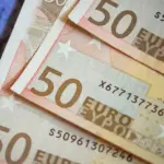 Στην τελική ευθεία μπαίνει η καταβολή των επιδομάτων του ΟΠΕΚΑ για τον Αύγουστο 2026, καθώς η πίστωση των χρημάτων στους λογαριασμούς των δικαιούχων θα πραγματοποιηθεί την Παρασκευή 28 Αυγούστου, ενώ τα ποσά θα εμφανιστούν στα ΑΤΜ από το απόγευμα της Πέμπτης 27 Αυγούστου.