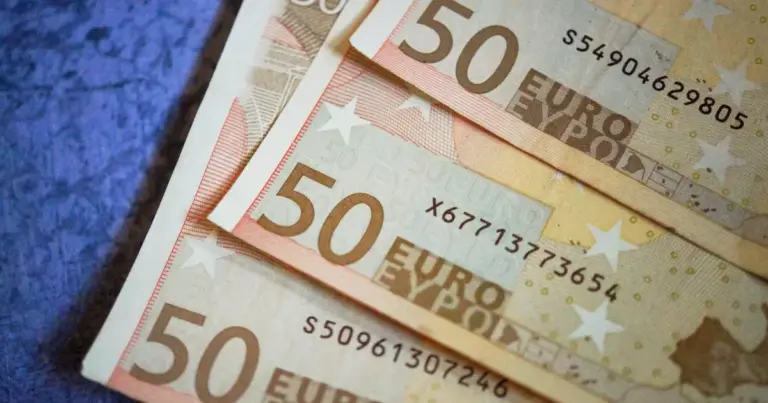 Στην τελική ευθεία μπαίνει η καταβολή των επιδομάτων του ΟΠΕΚΑ για τον Αύγουστο 2026, καθώς η πίστωση των χρημάτων στους λογαριασμούς των δικαιούχων θα πραγματοποιηθεί την Παρασκευή 28 Αυγούστου, ενώ τα ποσά θα εμφανιστούν στα ΑΤΜ από το απόγευμα της Πέμπτης 27 Αυγούστου.
