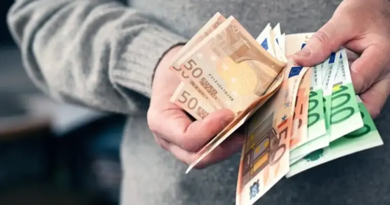 Η τακτική καταβολή των επιδομάτων του Οργανισμού πραγματοποιείται την τελευταία εργάσιμη ημέρα του μήνα, προσφέροντας την αναγκαία οικονομική ανάσα σε εκατοντάδες χιλιάδες νοικοκυριά.