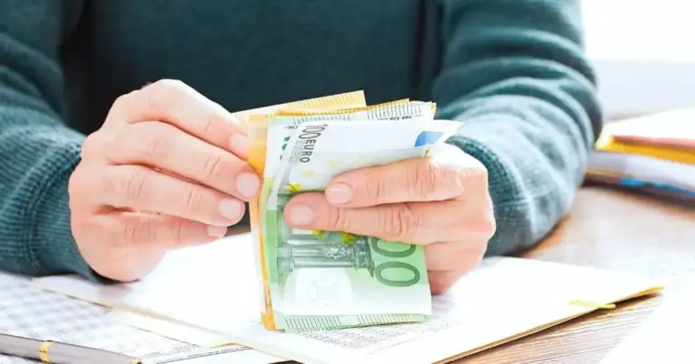 Αν και η επίσημη ημερομηνία πληρωμής είναι η Δευτέρα 31 Αυγούστου (τελευταία εργάσιμη ημέρα του μήνα), τα ποσά θα εμφανιστούν στα ΑΤΜ από το απόγευμα της Παρασκευής λόγω του Σαββατοκύριακου που μεσολαβεί.