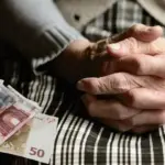 Για τη λήψη της ενίσχυσης, το συνολικό ετήσιο φορολογητέο εισόδημα αλλά και η ακίνητη περιουσία δεν πρέπει να υπερβαίνουν συγκεκριμένα πλαφόν