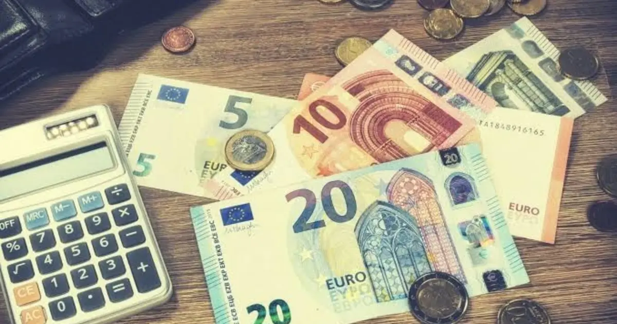 Σαφείς διευκρινίσεις για τα εισοδηματικά και περιουσιακά κριτήρια που καθορίζουν τη χορήγηση του επιδόματος κοινωνικής αλληλεγγύης ανασφάλιστων υπερηλίκων παρέχει ο ΟΠΕΚΑ, ξεκαθαρίζοντας ποια ποσά υπολογίζονται και ποια εξαιρούνται από τον έλεγχο.