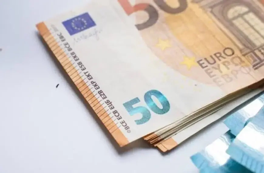 Νέες διευκρινίσεις εξέδωσε ο ΟΠΕΚΑ αναφορικά με τα εισοδηματικά κριτήρια που καθορίζουν τη χορήγηση του επιδόματος κοινωνικής αλληλεγγύης ανασφάλιστων υπερηλίκων, αποσαφηνίζοντας ποια εισοδήματα προσμετρώνται και ποια απαλλάσσονται κατά τον υπολογισμό του ετήσιου ορίου.