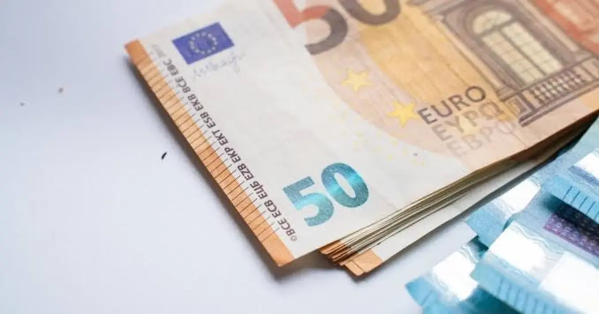 Νέες διευκρινίσεις εξέδωσε ο ΟΠΕΚΑ αναφορικά με τα εισοδηματικά κριτήρια που καθορίζουν τη χορήγηση του επιδόματος κοινωνικής αλληλεγγύης ανασφάλιστων υπερηλίκων, αποσαφηνίζοντας ποια εισοδήματα προσμετρώνται και ποια απαλλάσσονται κατά τον υπολογισμό του ετήσιου ορίου.