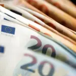Σαφείς διευκρινίσεις για τον υπολογισμό των εισοδηματικών κριτηρίων που διέπουν τη χορήγηση του Επιδόματος Κοινωνικής Αλληλεγγύης Ανασφάλιστων Υπερηλίκων εξέδωσε ο ΟΠΕΚΑ, ξεκαθαρίζοντας ποια εισοδήματα προσμετρώνται και ποια εξαιρούνται από τον έλεγχο για τη θεμελίωση του δικαιώματος.