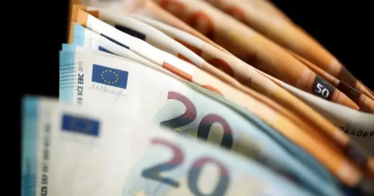 Σαφείς διευκρινίσεις για τον υπολογισμό των εισοδηματικών κριτηρίων που διέπουν τη χορήγηση του Επιδόματος Κοινωνικής Αλληλεγγύης Ανασφάλιστων Υπερηλίκων εξέδωσε ο ΟΠΕΚΑ, ξεκαθαρίζοντας ποια εισοδήματα προσμετρώνται και ποια εξαιρούνται από τον έλεγχο για τη θεμελίωση του δικαιώματος.
