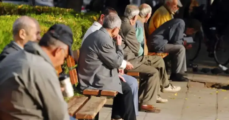 Το πλήρες ποσόν του βοηθήματος ανέρχεται στα 399,54 ευρώ μηνιαίως. Σε περίπτωση που ο αϊτών λαμβάνει άλλη σύνταξη ή παροχή μικρότερη από το ποσό του επιδόματος, καταβάλλεται η διαφορά μέχρι τη συμπλήρωση του πλήρους ποσού.