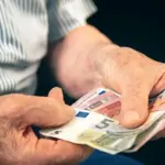 Η καταβολή του επιδόματος πραγματοποιείται σταθερά την τελευταία εργάσιμη ημέρα κάθε μήνα, ενώ για τον Αύγουστο η πληρωμή έχει προγραμματιστεί για τις 31 Αυγούστου 2026.