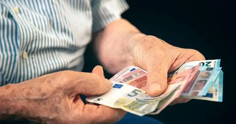 Η καταβολή του επιδόματος πραγματοποιείται σταθερά την τελευταία εργάσιμη ημέρα κάθε μήνα, ενώ για τον Αύγουστο η πληρωμή έχει προγραμματιστεί για τις 31 Αυγούστου 2026.