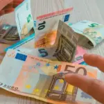 Στις τελευταίες εργάσιμες ημέρες κάθε μήνα καταβάλλεται από τον ΟΠΕΚΑ το Επίδομα Κοινωνικής Αλληλεγγύης σε Ανασφάλιστους Υπερήλικες, με την επόμενη προγραμματισμένη πληρωμή να πραγματοποιείται την Παρασκευή 25 Σεπτεμβρίου 2026.