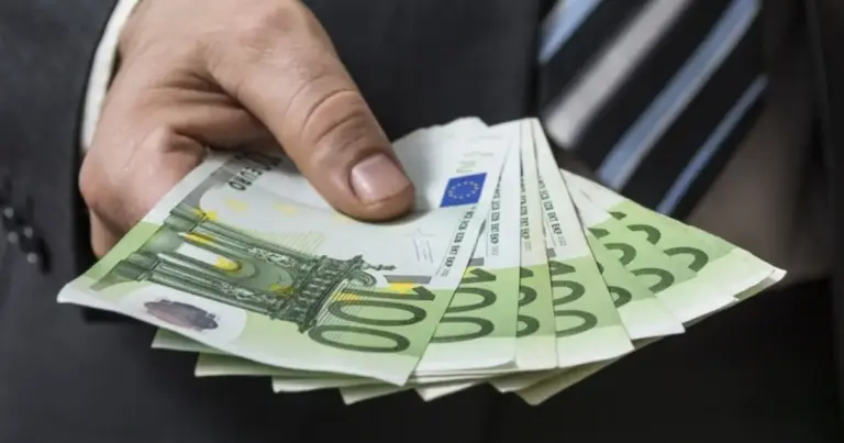 Η καταβολή της ενίσχυσης εξαρτάται από εισοδηματικά κριτήρια και την κατάσταση διαμονής στην χώρα.