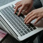 Η πλατφόρμα Α21 για το Επίδομα Παιδιού του ΟΠΕΚΑ έκλεισε προσωρινά στις 10 Ιουλίου 2026, προκειμένου να επεξεργαστούν οι αιτήσεις και να πληρωθεί η γ' δόση στις 31 Ιουλίου 2026.