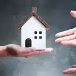 Το ηλεκτρονικό σύστημα του ΟΠΕΚΑ διασταυρώνει αυτόματα τα στοιχεία της αίτησης με το Ολοκληρωμένο Πληροφοριακό Σύστημα Δημοτολογίου για να επιβεβαιώσει τη σύνθεση του νοικοκυριού.