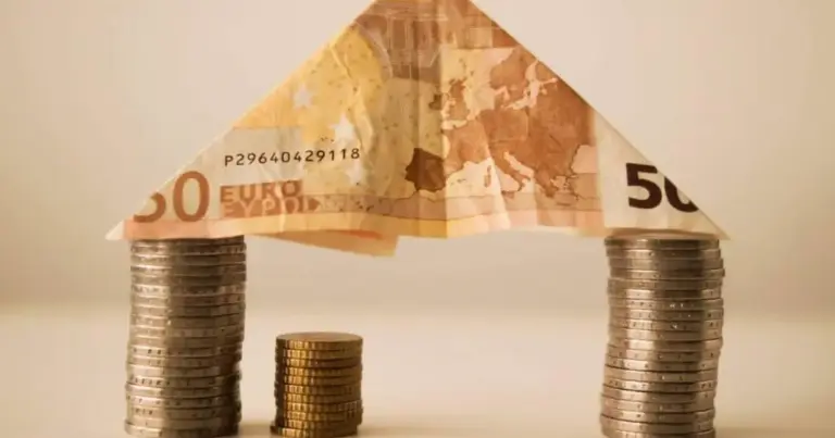 Οι ηλεκτρονικές διασταυρώσεις που διενεργούνται ανά μήνα ανάμεσα στη βάση δεδομένων της ΑΑΔΕ και του ΟΠΕΚΑ εντοπίζουν ακαριαία κάθε αλλαγή ή λήξη μισθωτηρίου, με αποτέλεσμα την αυτόματη αναστολή της πίστωσης.