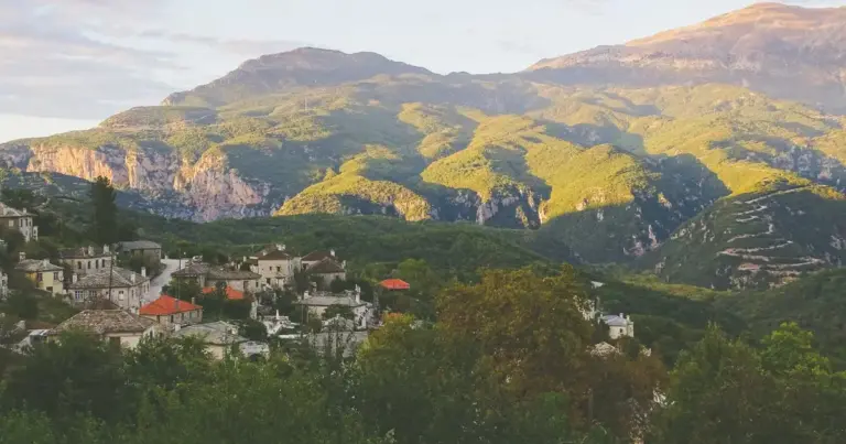 Το ηλεκτρονικό σύστημα του ΟΠΕΚΑ αντλεί απευθείας τα οικονομικά και γεωγραφικά δεδομένα από την ΑΑΔΕ, πράγμα που σημαίνει ότι χωρίς εκκαθαρισμένο Ε1 η πλατφόρμα δεν μπορεί να επιβεβαιώσει αν ο δικαιούχος πληροί τα εισοδηματικά κριτήρια και την διετή τουλάχιστον διαμονή στην περιοχή.