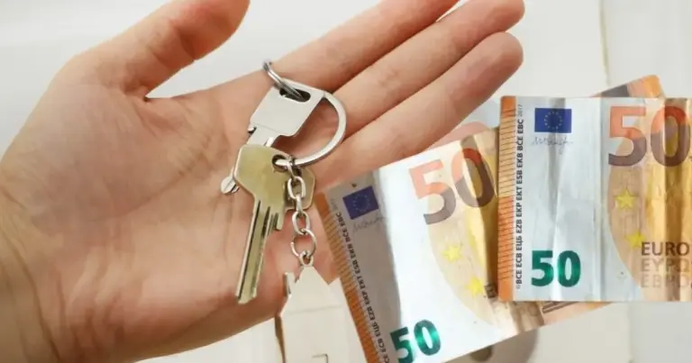Η αυτόματη διακοπή ή το μπλοκάρισμα στο επίδομα στέγασης (ενοικίου) του ΟΠΕΚΑ συμβαίνει επειδή το σύστημα διασταυρώνει ηλεκτρονικά τα εισοδήματα του προηγούμενου φορολογικού έτους, με αποτέλεσμα η μη οριστικοποίηση της δήλωσης Ε1 να αφήνει την αίτηση χωρίς τα απαραίτητα εκκαθαρισμένα στοιχεία.
