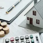 Το σύστημα του ΟΠΕΚΑ αντλεί αυτόματα τα στοιχεία από την ΑΑΔΕ κατά τη μηνιαία εκκαθάριση. Εάν η δήλωση Ε1 βρίσκεται σε κατάσταση προσωρινής αποθήκευσης ή δεν έχει υποβληθεί, η διασταύρωση αποτυγχάνει και η πληρωμή αναστέλλεται αυτόματα.