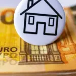 Όταν τα στοιχεία του φορολογικού εντύπου Ε1 δεν ταυτίζονται απόλυτα με τα δεδομένα της ενεργής αίτησης στον ΟΠΕΚΑ, το σύστημα αναστέλλει τις πληρωμές για να αποτραπεί η καταβολή αχρεωστήτως καταβληθέντων ποσών.