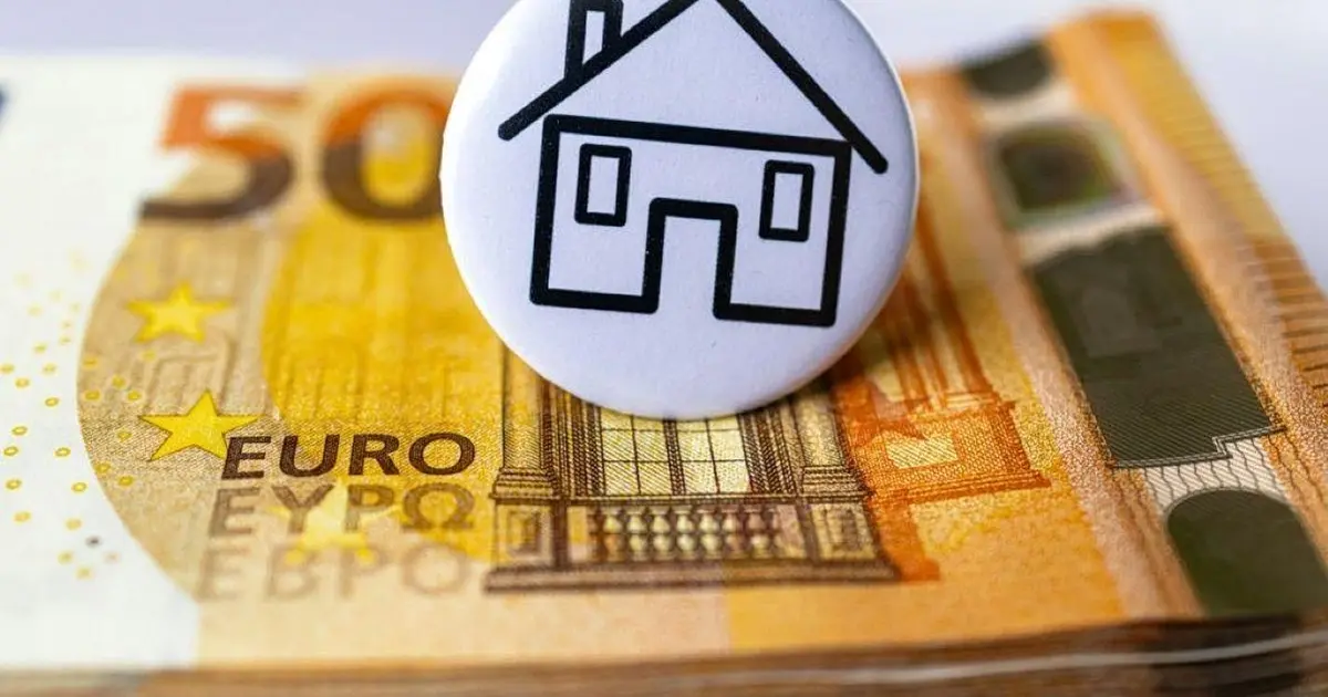 Όταν τα στοιχεία του φορολογικού εντύπου Ε1 δεν ταυτίζονται απόλυτα με τα δεδομένα της ενεργής αίτησης στον ΟΠΕΚΑ, το σύστημα αναστέλλει τις πληρωμές για να αποτραπεί η καταβολή αχρεωστήτως καταβληθέντων ποσών.