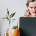 Σε πλήρη εξέλιξη βρίσκονται οι εκτεταμένες ψηφιακές διασταυρώσεις του ΟΠΕΚΑ με τα στοιχεία της ΑΑΔΕ και του e-ΕΦΚΑ, προκειμένου να διασταυρωθούν τα εισοδήματα και τα περιουσιακά στοιχεία των δικαιούχων πριν από την επόμενη προγραμματισμένη πληρωμή στο τέλος Αυγούστου.