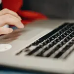 Αυστηρότεροι ψηφιακοί έλεγχοι και αυτόματες διασταυρώσεις μέσω της ΑΑΔΕ ενεργοποιήθηκαν για όλα τα επιδόματα του ΟΠΕΚΑ, προκειμένου να επαληθευτούν τα εισοδήματα και τα περιουσιακά στοιχεία των δικαιούχων πριν από την επόμενη τακτική πληρωμή που είναι προγραμματισμένη για τις 31 Αυγούστου 2026.