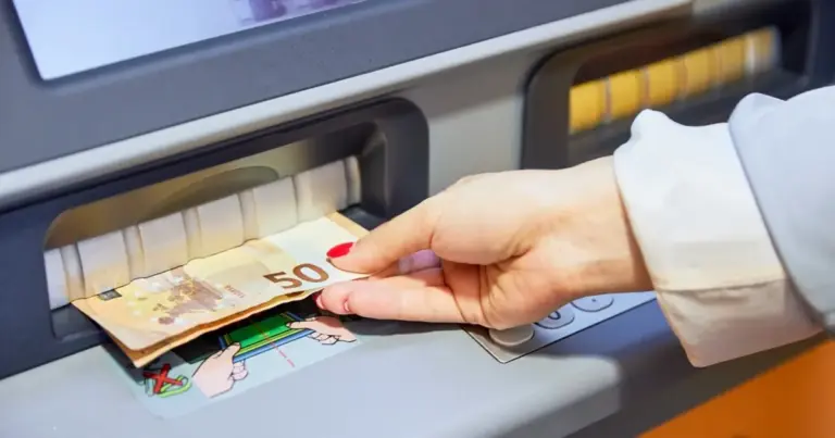Επίσημη ημέρα πληρωμής είναι η Δευτέρα 31 Αυγούστου, οπότε και πραγματοποιούνται οι αναλήψεις απευθείας από τα ταμεία των τραπεζών.