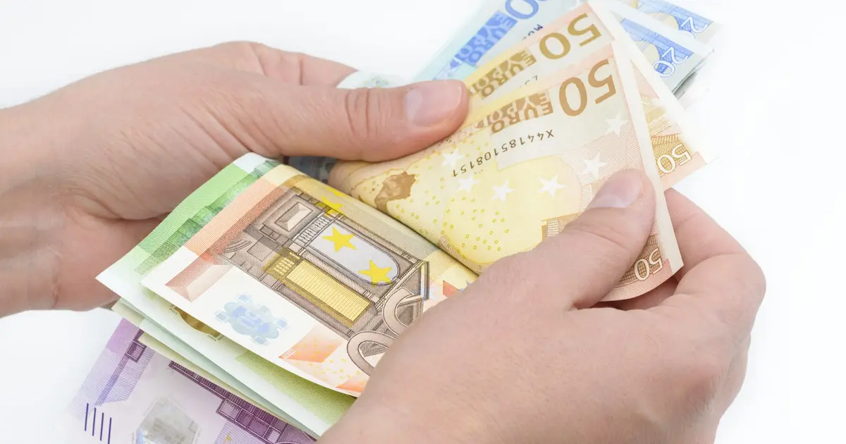 Η διαθεσιμότητα των ποσών στα ΑΤΜ διαφέρει ελαφρώς ανάλογα με το τραπεζικό ίδρυμα, ωστόσο η συντριπτική πλειονότητα των δικαιούχων θα μπορεί να κάνει ανάληψη από τις 17:00 έως τις 19:00 το απόγευμα της Παρασκευής.
