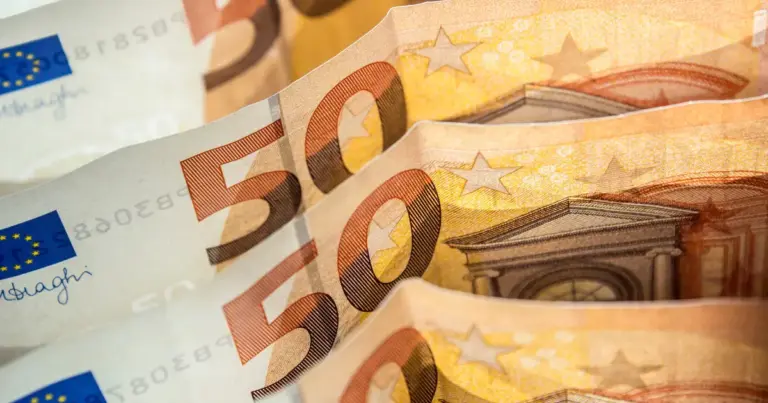 Την Παρασκευή 28 Αυγούστου 2026 πρόκειται να καταβληθούν από τον ΟΠΕΚΑ τα μηνιαία και διμηνιαία επιδόματα (Στέγασης, Ελάχιστο Εγγυημένο Εισόδημα, Αναπηρικά), ενώ τα χρήματα θα αρχίσουν να φαίνονται στα ατμ των τραπεζών από το απόγευμα της Πέμπτης 27 Αυγούστου.